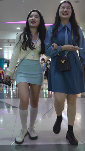蓝色包臀裙小美女