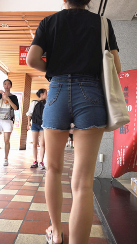 牛仔热裤小姐姐