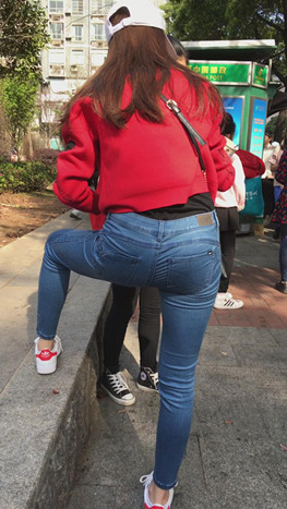 红衣牛仔裤小妹