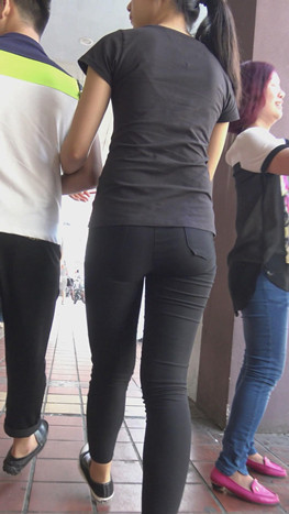 黑裤紧身妹子