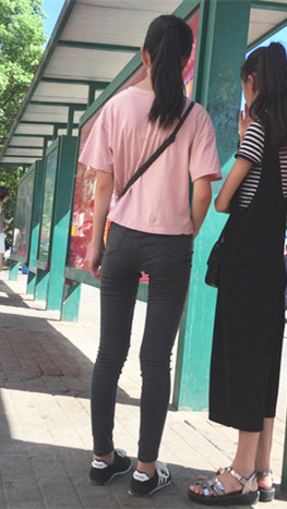 等公交的小妹