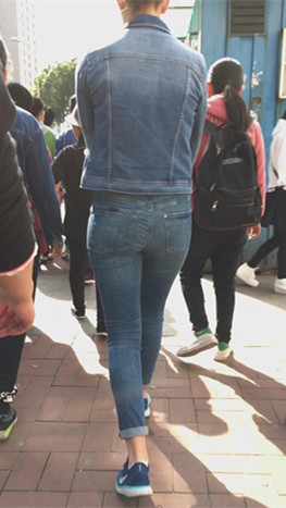 牛仔裤套装紧身妹子