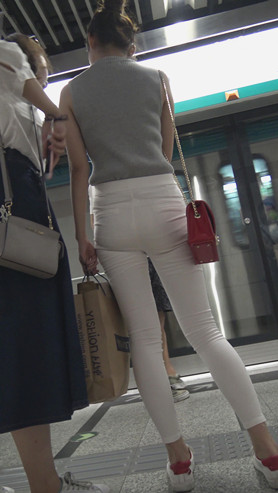 白裤紧身美女