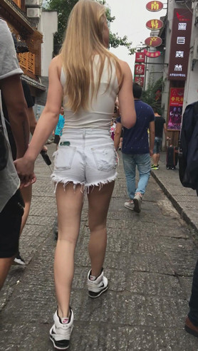 国外妹子性感热裤月牙