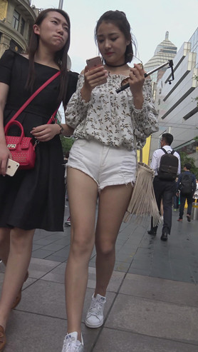 白色热裤美女