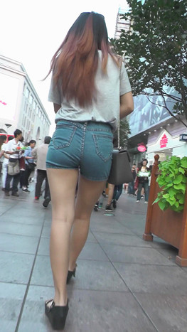 听歌的蓝色牛仔热裤美女