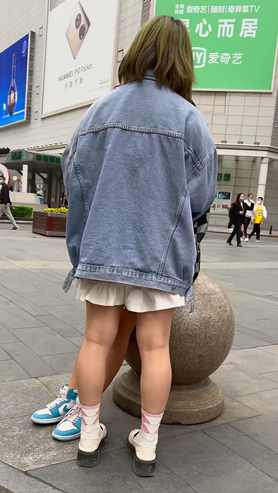 白裙美女