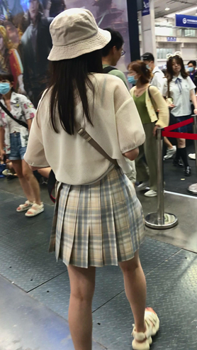 百褶裙小姐姐