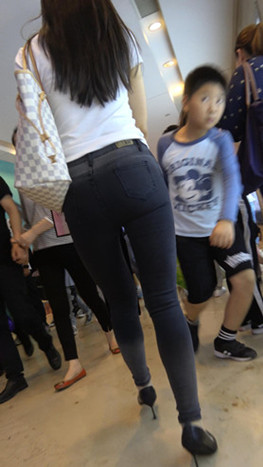 黑色牛仔妹子