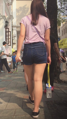 牛仔热裤丰腴妹子