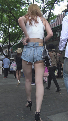 露腰短裤月牙美女