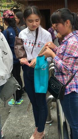 漂亮的牛仔裤妹子
