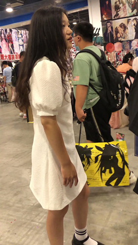 白裙美女