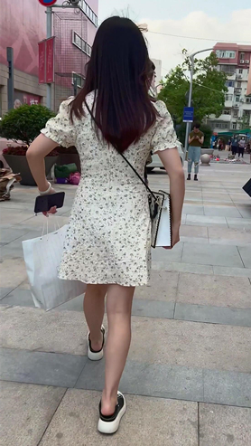 连衣裙妹子