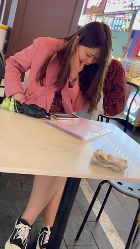 粉衣美女