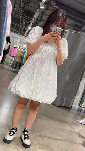 白色连衣裙妹子