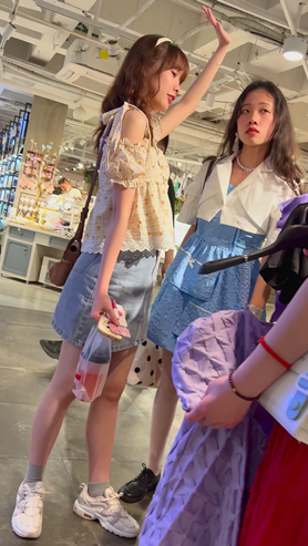 牛仔裙美女
