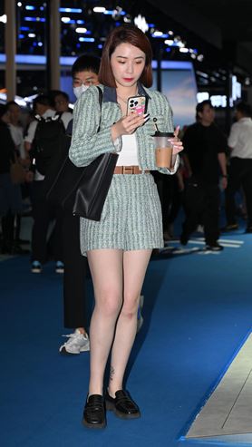 套装短发美女(48P)