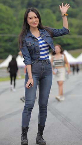 街拍牛仔紧身裤美女(24P)