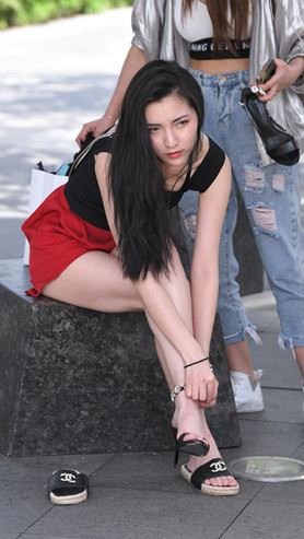 换鞋的美女(23P)