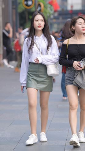 漂亮的皮裙女孩(48P)