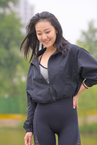 黑色紧身瑜伽裤美女