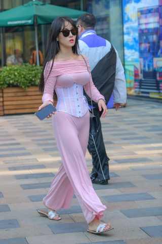一路玩手机的美女