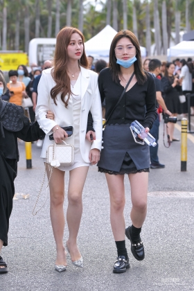 白外套高跟美腿