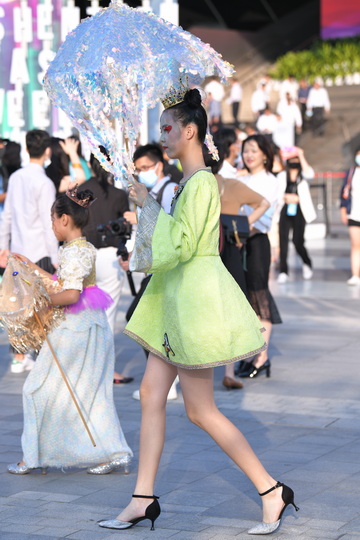 打伞绿色裙
