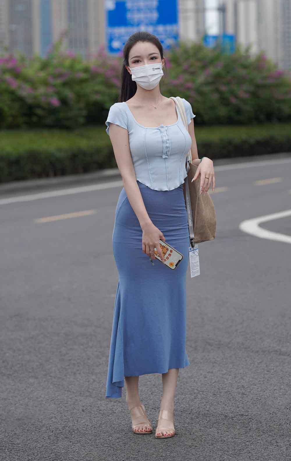高挑蓝色长裙美女