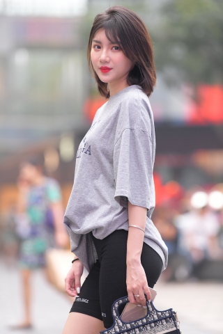 逛街的紧身裤美女