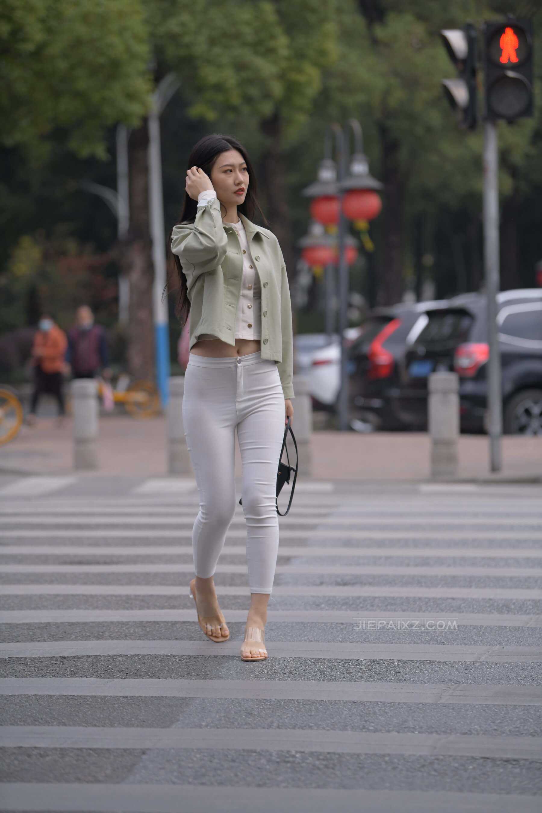 红石街拍作品&白裤~长发长腿女神 【套图+视频】