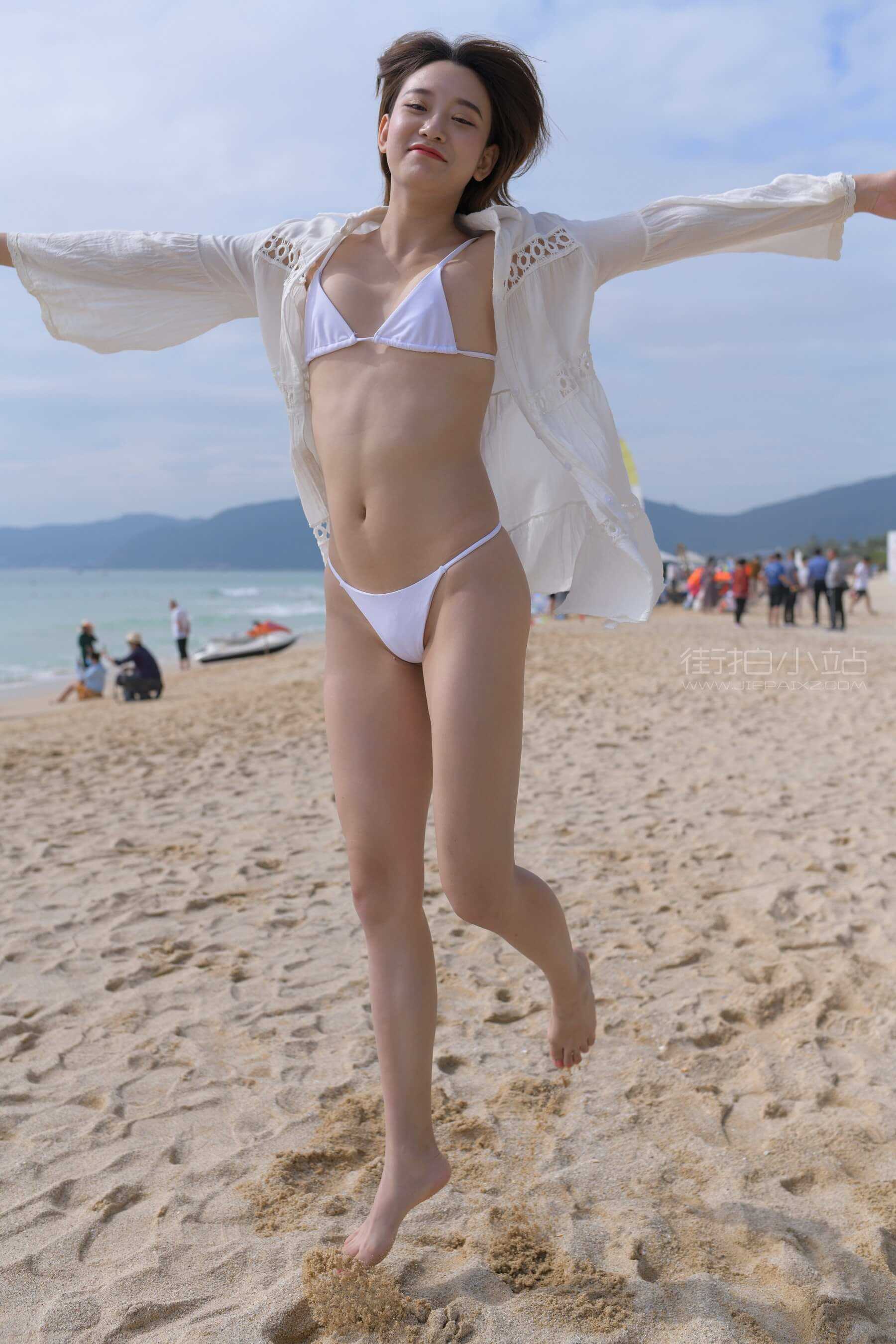 【红石旅拍摄影作品】海边的白色比基尼长腿女孩