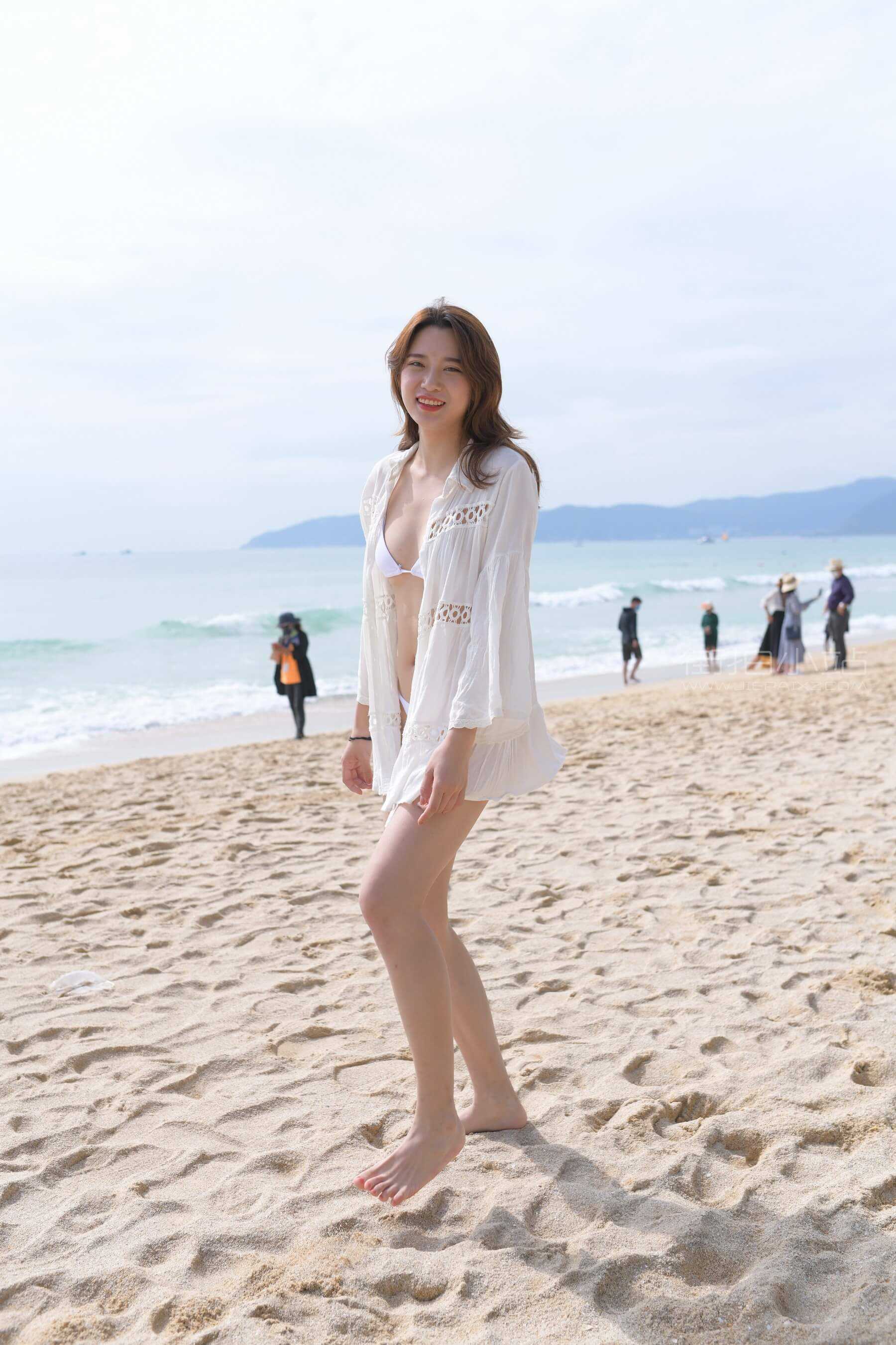 【红石旅拍摄影作品】海边的白色比基尼长腿女孩