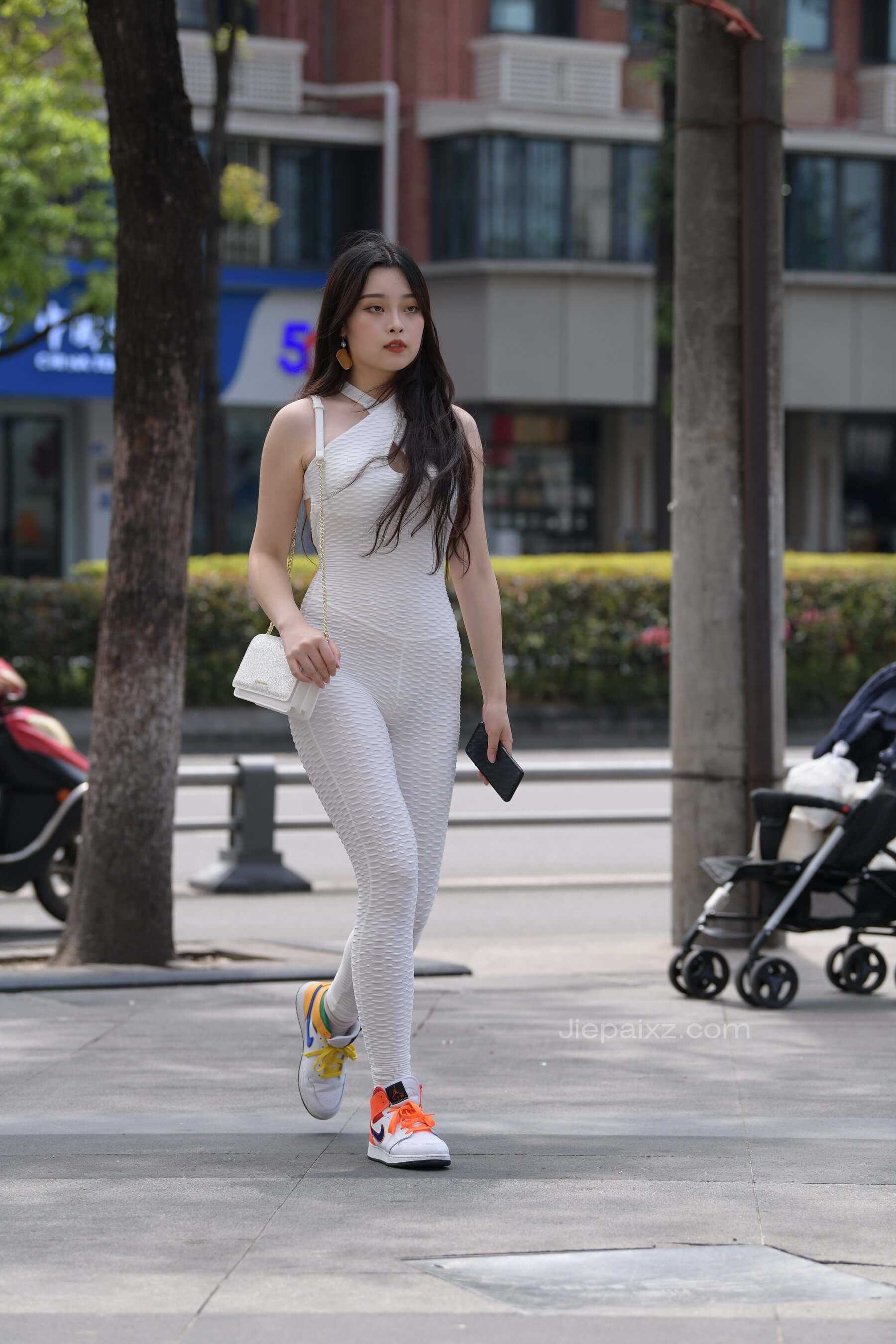 【视觉冲击模拍作品】白色连体紧身裤女孩