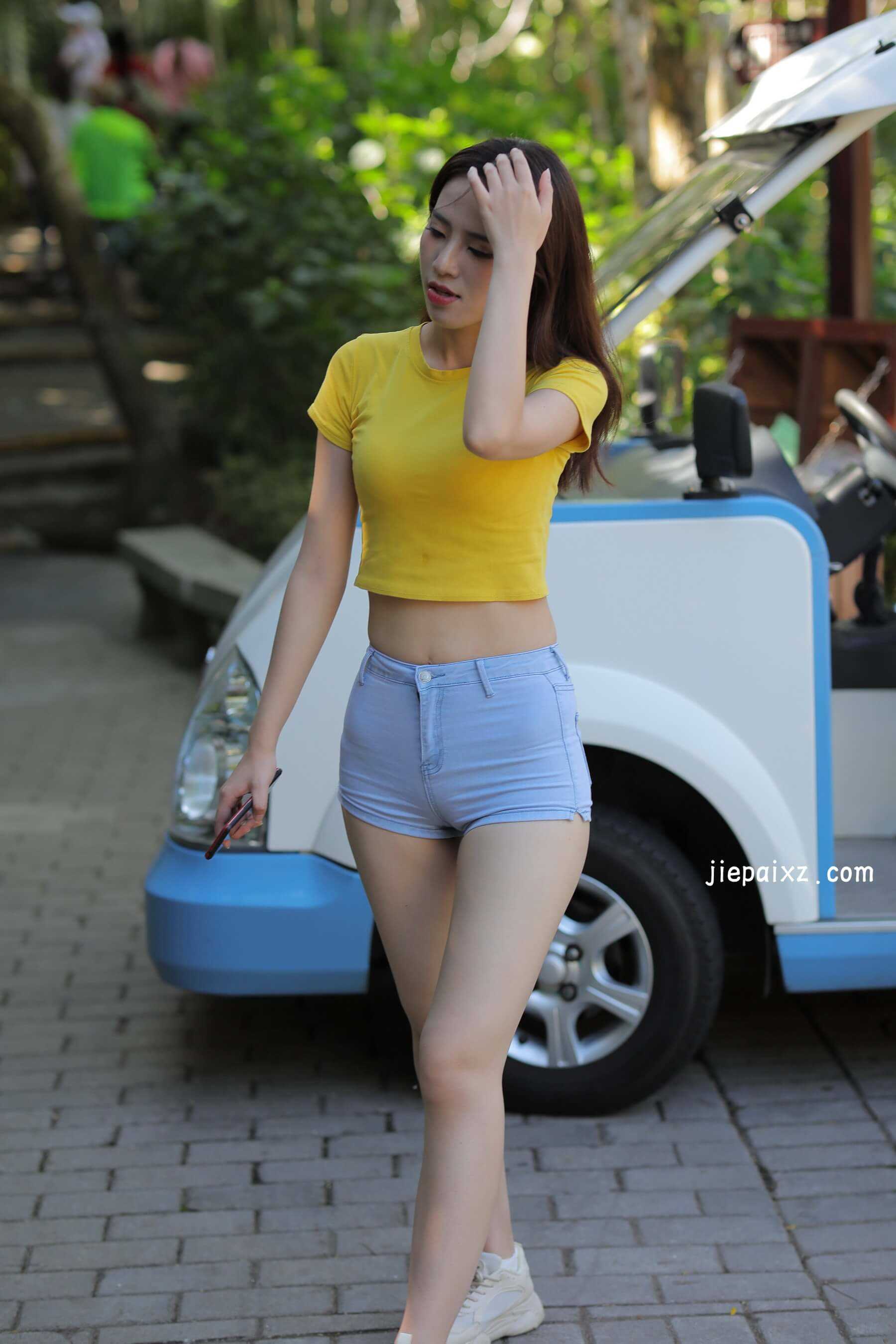 摘花的热裤美女【套图+视频】