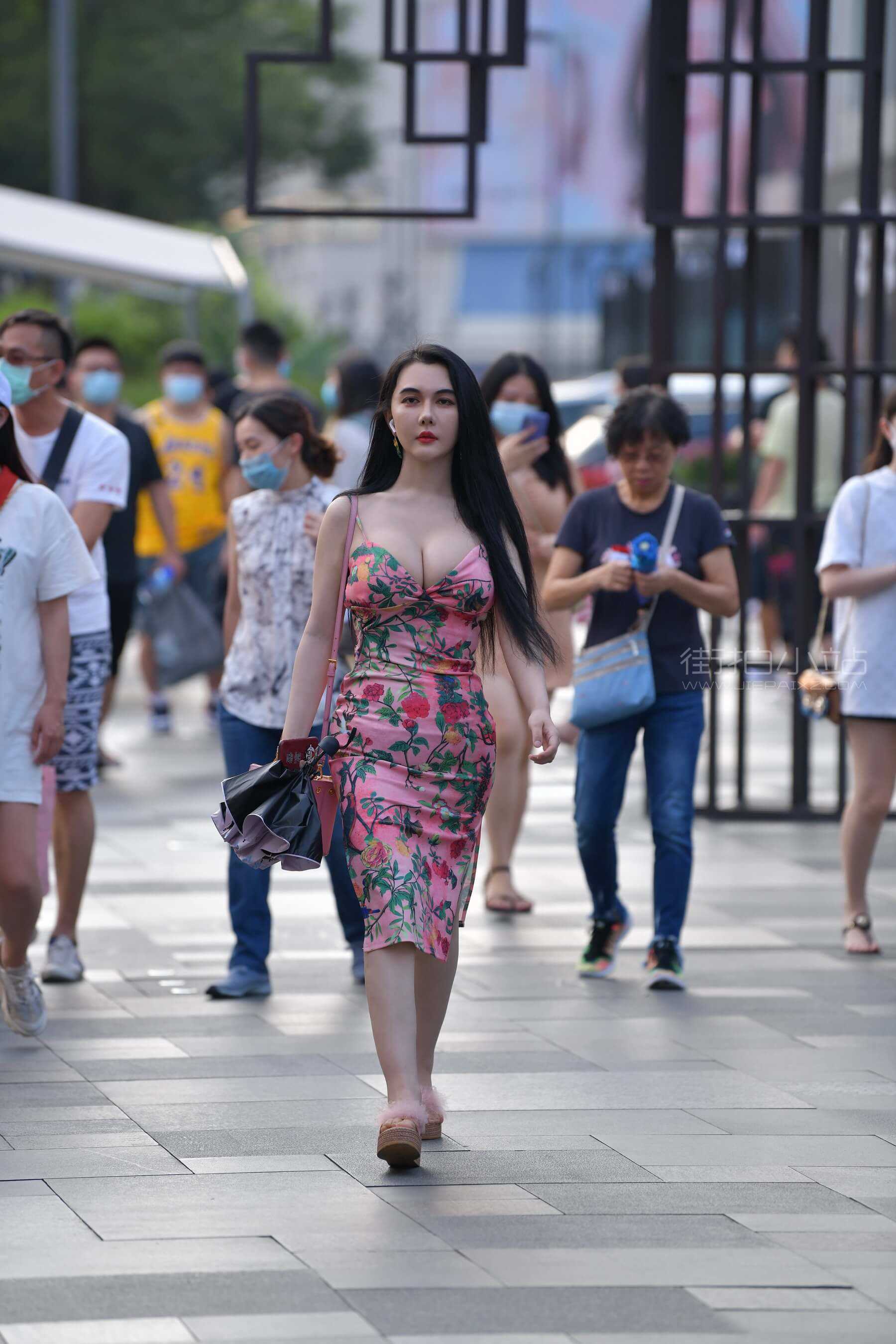 波涛汹涌的长裙美女 【套图+视频】
