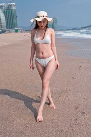 海滩上的白色比基尼网红妹子 【套图+视频】