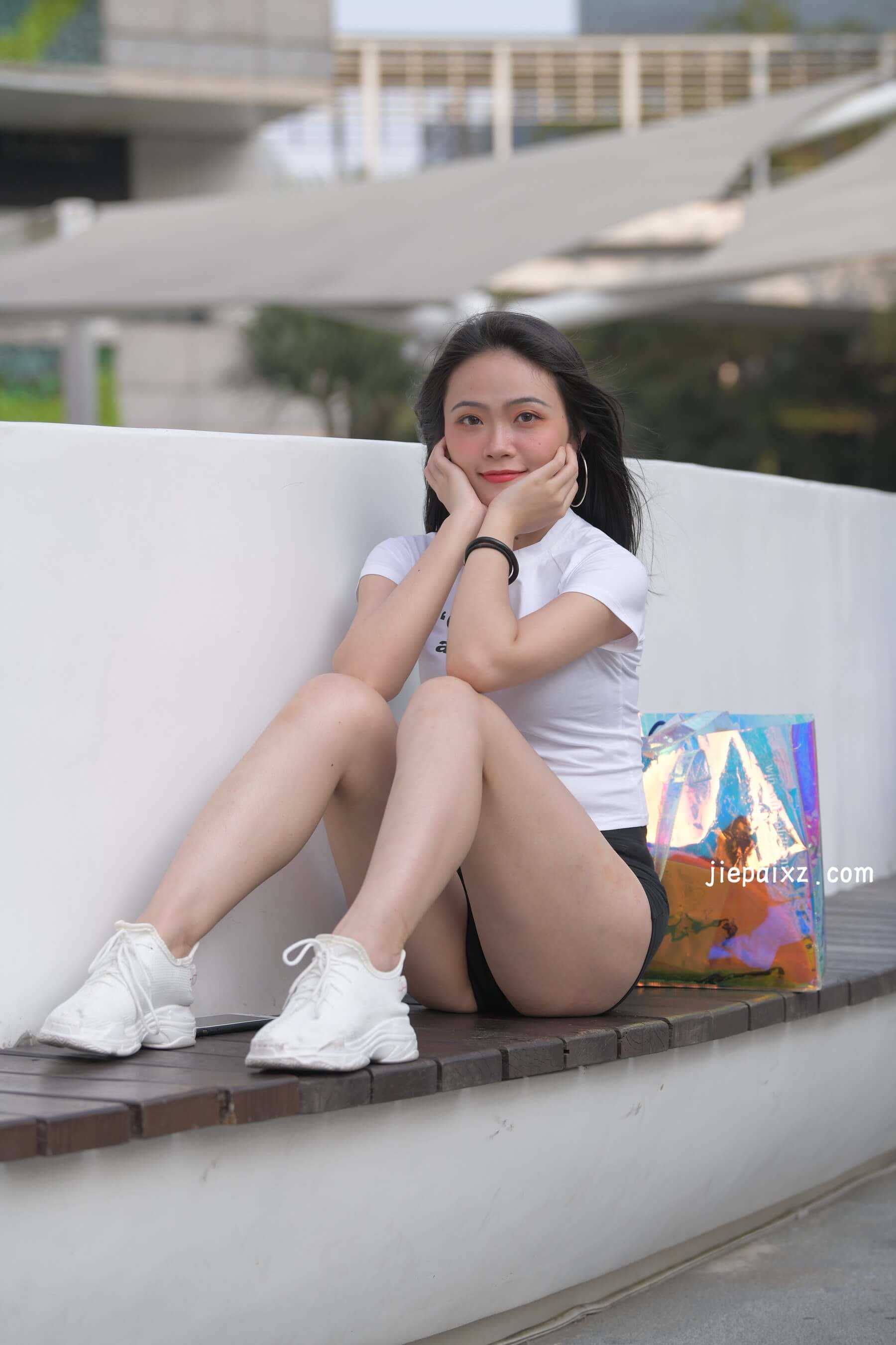 紧身黑色热裤美女 【套图+视频】