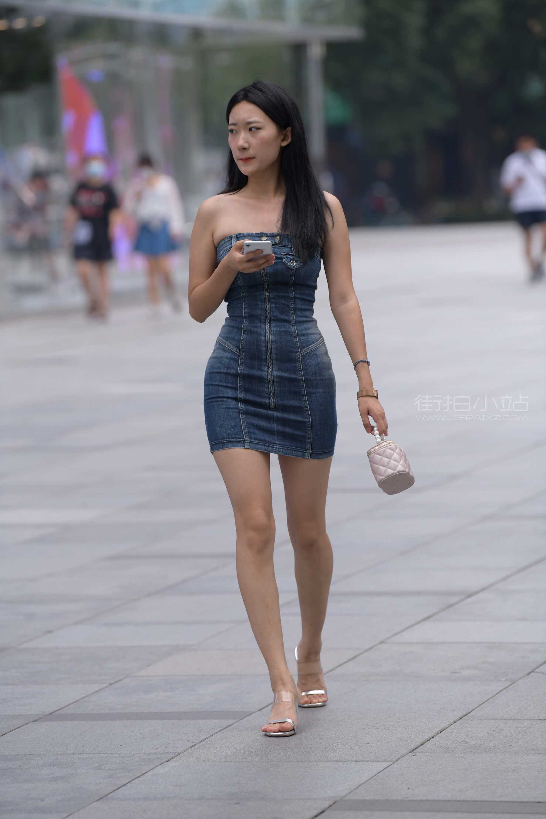牛仔裙美女