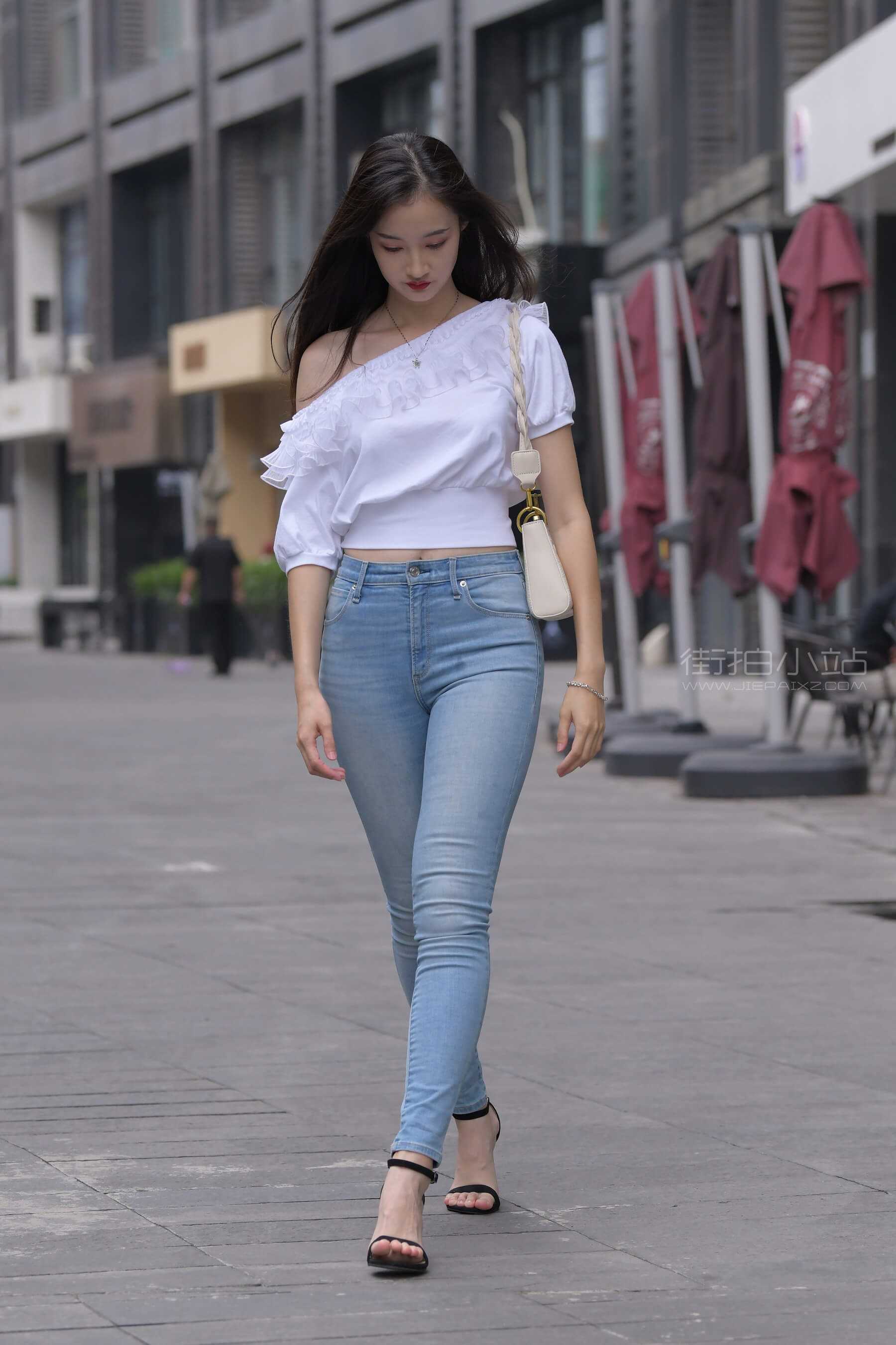 蓝色紧身牛仔裤美女