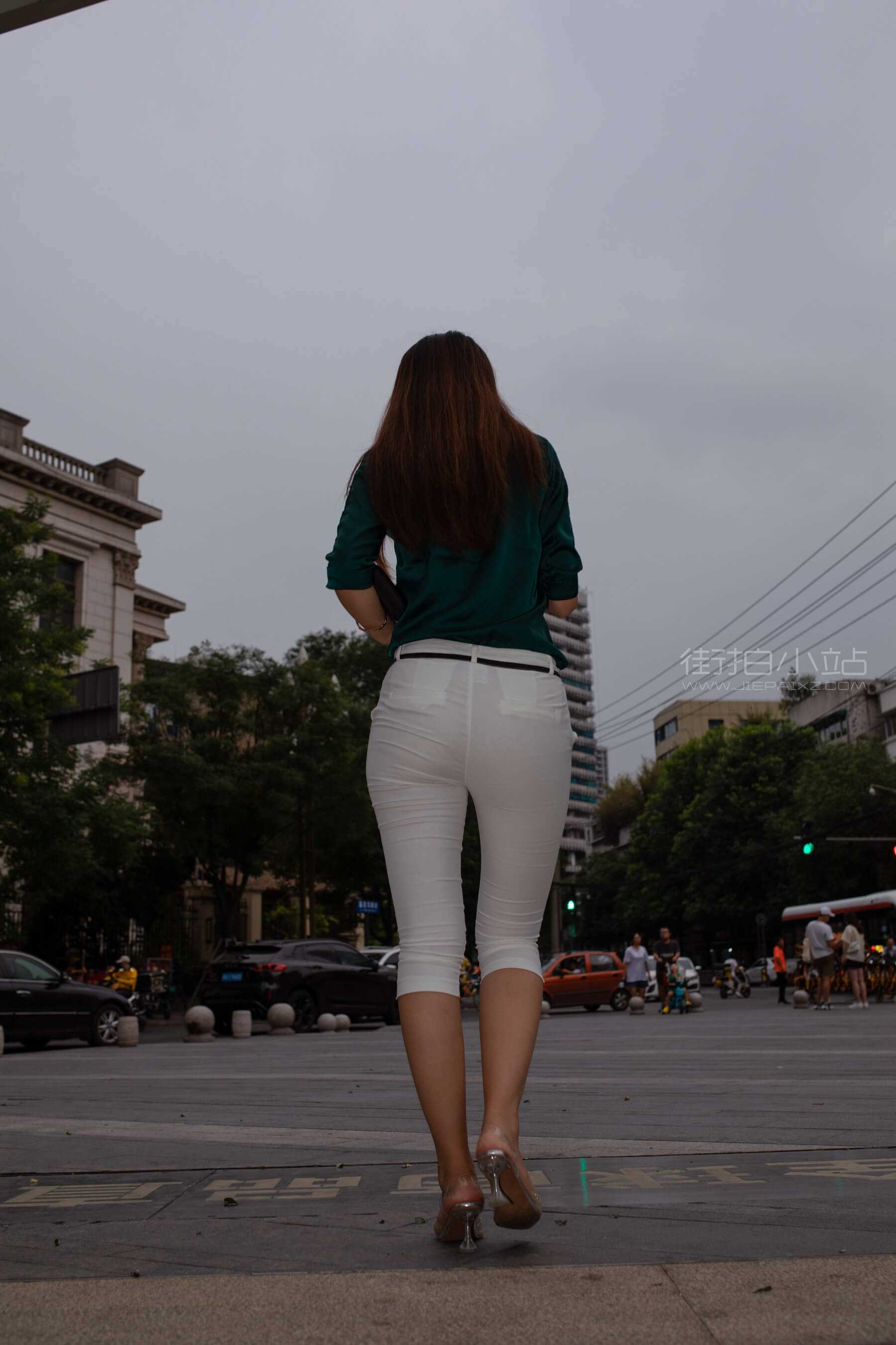 极品紧致好身材白裤美女