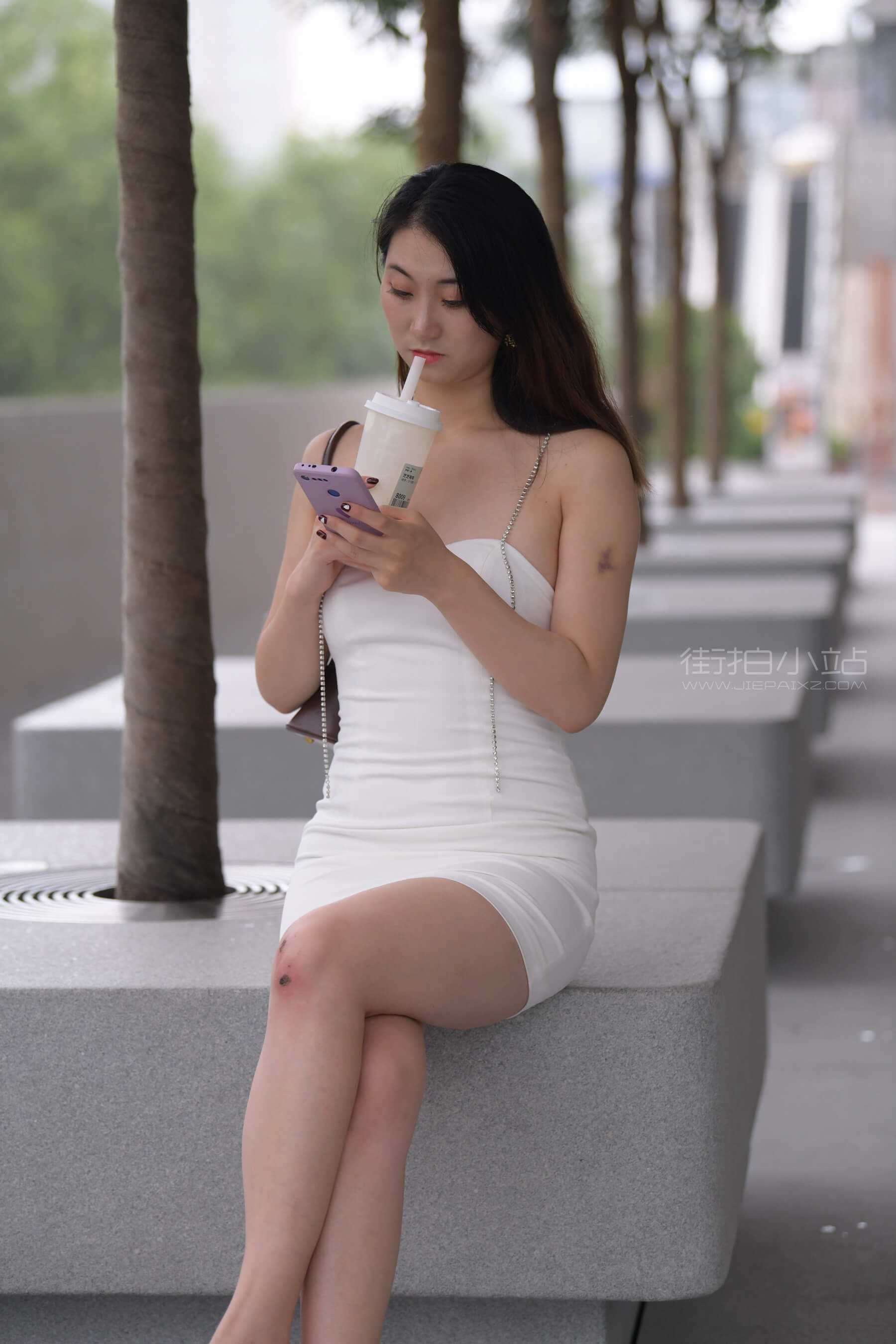 白裙美女
