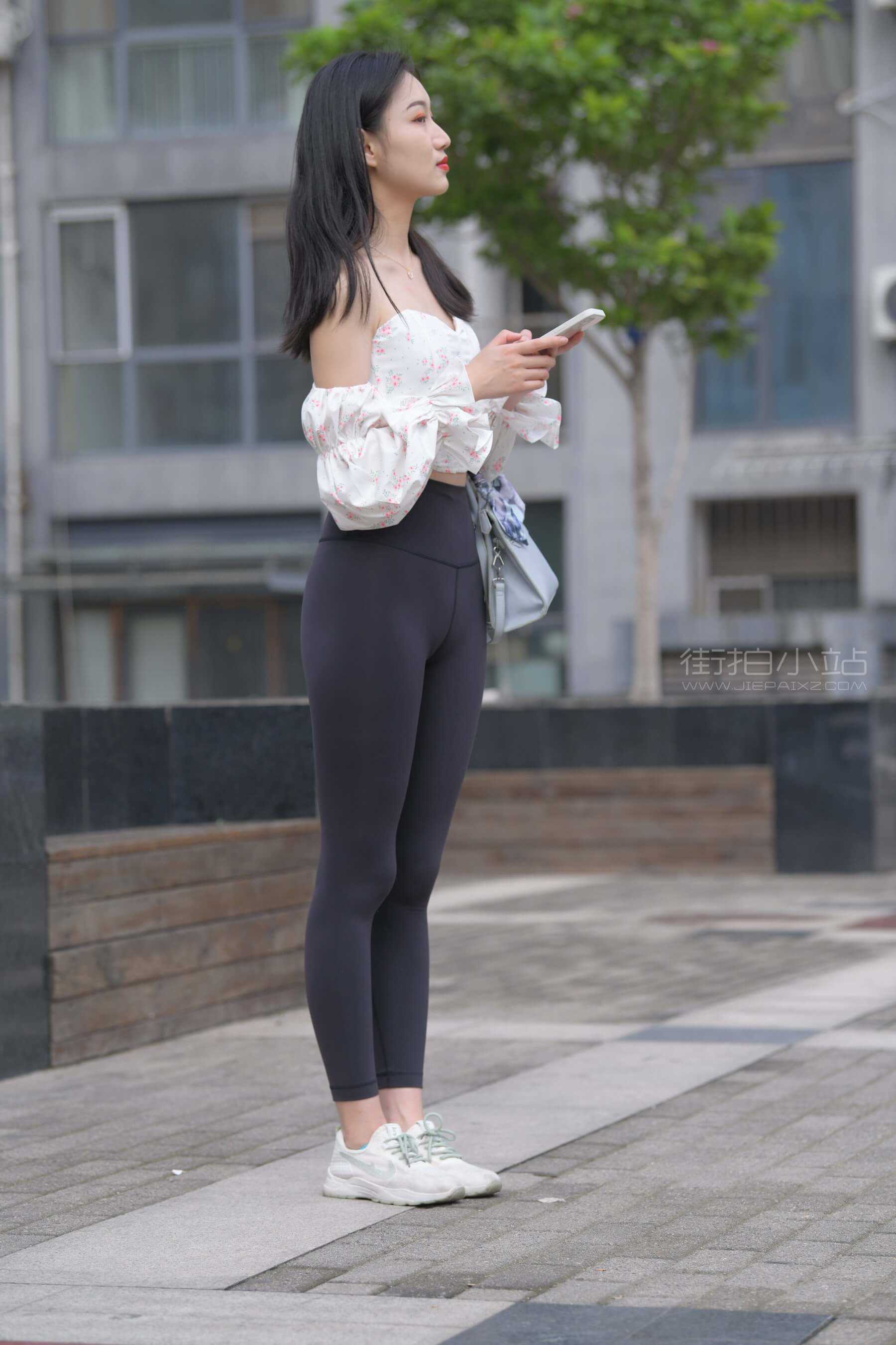 紧身瑜伽裤女孩