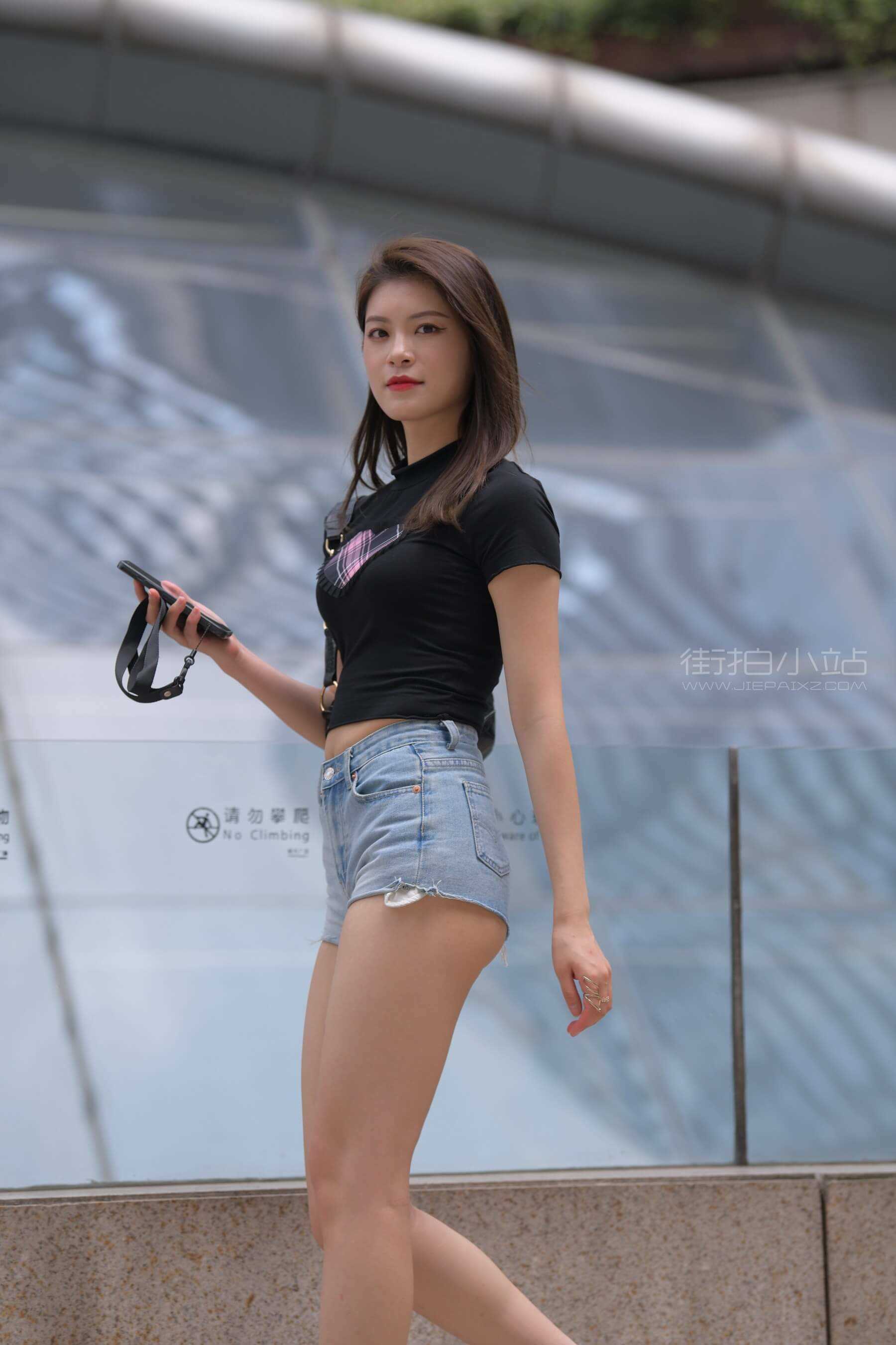 热裤美腿女孩