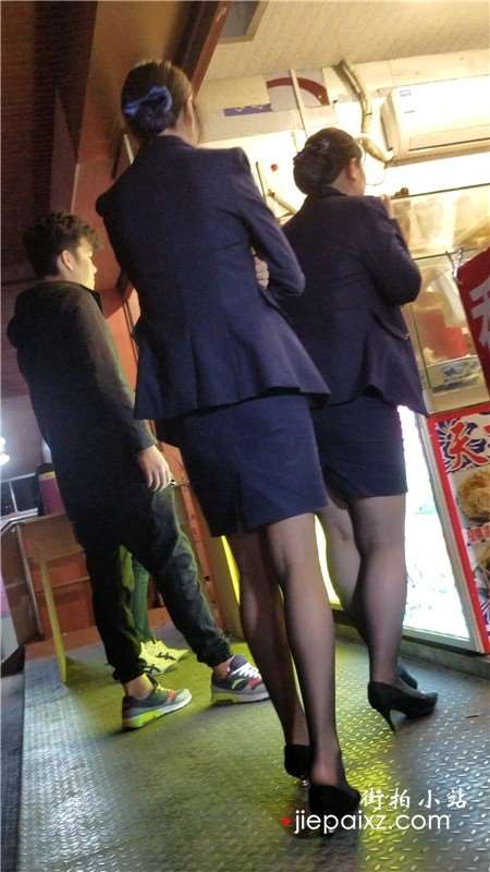 两位性感的黑丝袜街拍高跟鞋美腿制服OL美女