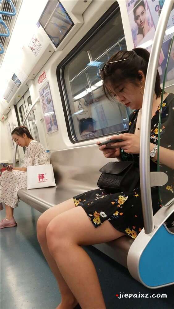 街拍花衣服美眉 [804 MB/mp4]