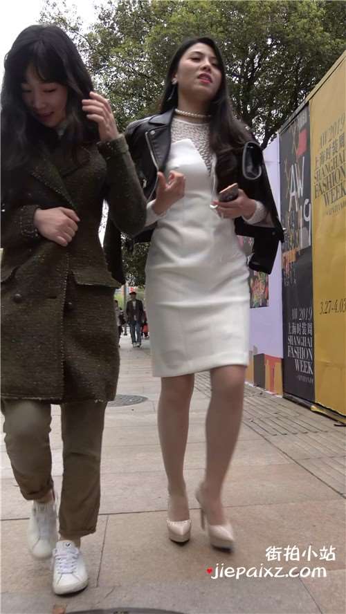 白裙子，丝袜高跟街拍美女 [968 MB/MP4]
