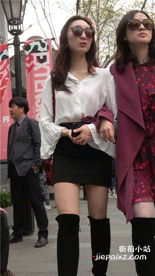 街拍两位很酷的魔镜美女