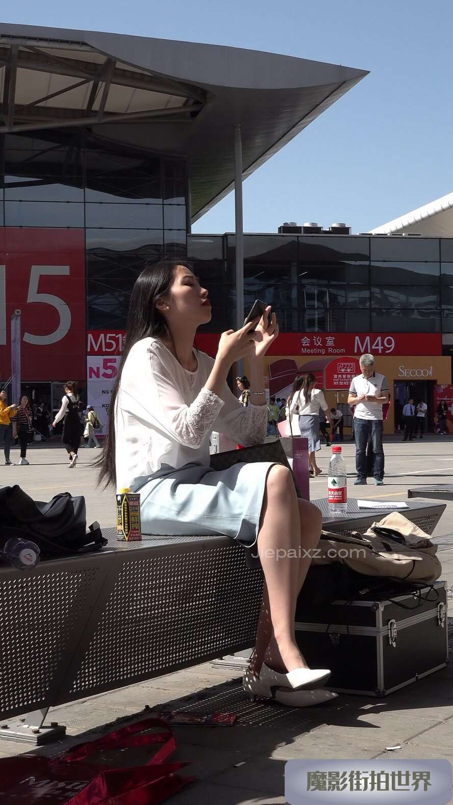 4K - 打电话的小姐姐 [1.37 GB/MP4]